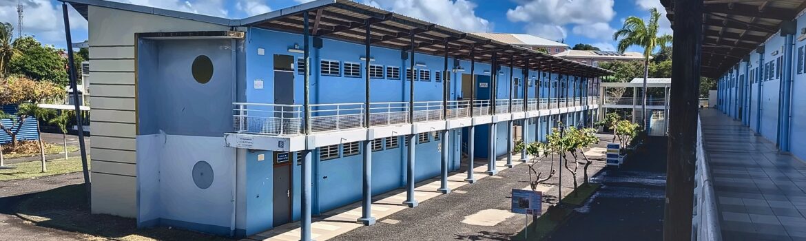 Bâtiment de classes à deux niveaux avec coursive couverte, vu depuis l'étage