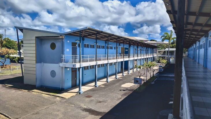 Bâtiment de classes à deux niveaux avec coursive couverte, vu depuis l'étage